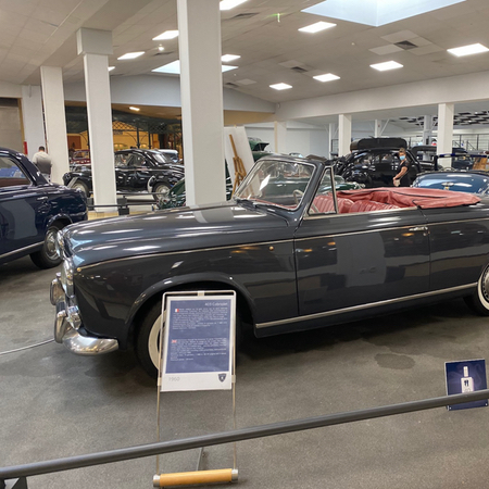 Peugeot 403 Cabriolet 1960 au Musée de l'Aventure Peugeot.