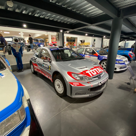Peugeot 206 WRC 2000 au Musée de l'Aventure Peugeot.