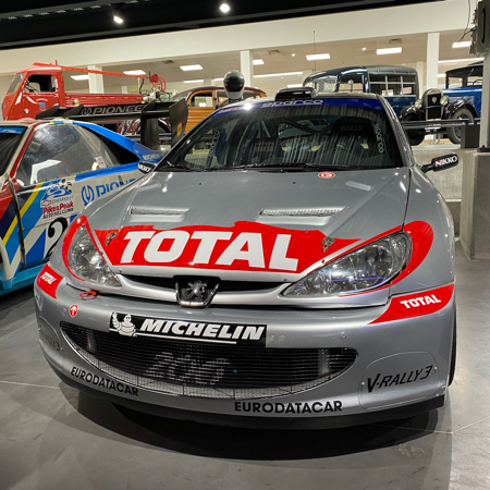 Peugeot 206 WRC 2000 au Musée de l'Aventure Peugeot.