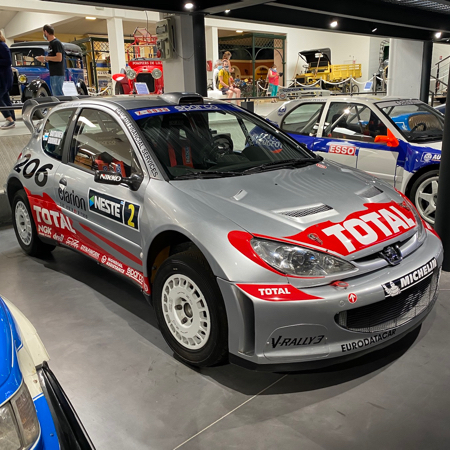Peugeot 206 WRC 2000 au Musée de l'Aventure Peugeot.