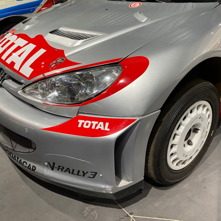 Peugeot 206 WRC 2000 au Musée de l'Aventure Peugeot.