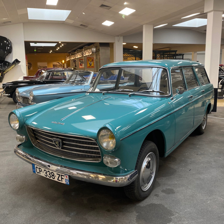 Peugeot 404 Break Familial 1964 au Musée de l'Aventure Peugeot.
