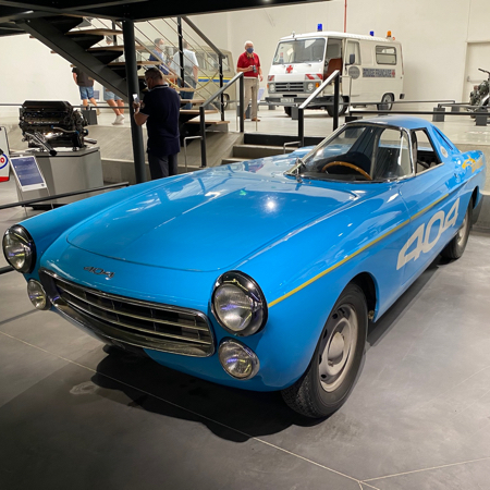Peugeot 404 Diesel Record d'Endurance 1965 au Musée de l'Aventure Peugeot.