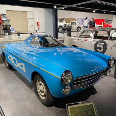 Peugeot 404 Diesel Record d'Endurance 1965 au Musée de l'Aventure Peugeot.