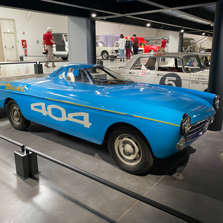 Peugeot 404 Diesel Record d'Endurance 1965 au Musée de l'Aventure Peugeot.