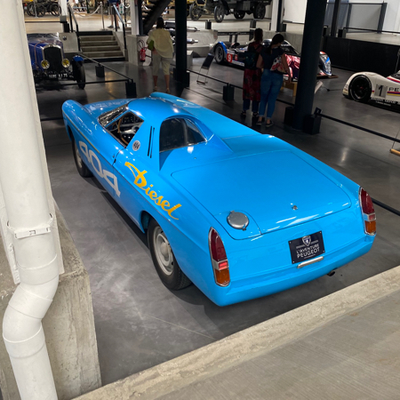 Peugeot 404 Diesel Record d'Endurance 1965 au Musée de l'Aventure Peugeot.