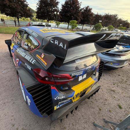 La Ford Fiesta WRC 2017 de Sébastien Loeb dans le parc fermé de Gérardmer du Rallye Vosges Grand Est 2026.