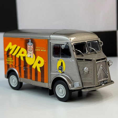 Numéro 28 : Citroën Type H 1ère Génération Miror '48