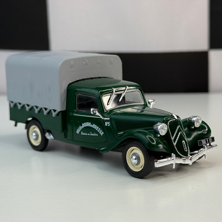 Numéro 36 : Citroën Traction Avant 11 Utilitaire Bâchée Pick-Up Jardins Bourg-en-Bresse '61