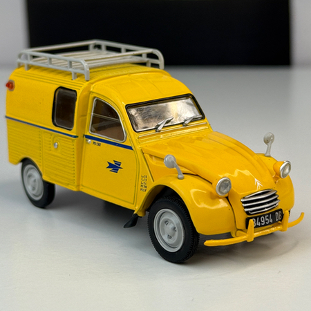 Numéro 42 : Citroën 2CV AZU Fourgonnette La Poste '68